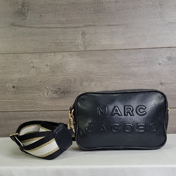 Marc Jacobs Handbags - Marc Jacobs Black Leather Crossbody Bag